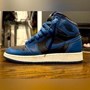 AIR JORDAN 1 RETRO HIGH OG
GS 'DARK MARINA BLUE'
SIZE US 5.5 Y